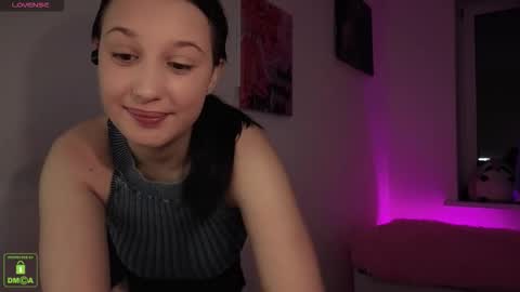 Snapshot of em1l1a chatting on 10-17-25, 08:11 Em1l1a online show from 10-17-25, 08:11