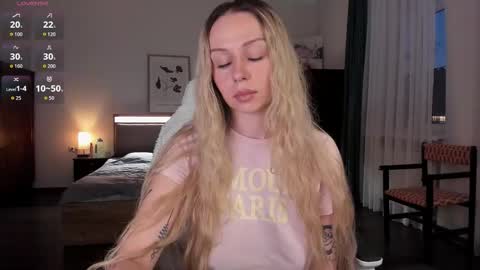Snapshot of em_emilie chatting on 10-19-25, 02:40 Emilie online show from 10-19-25, 02:40