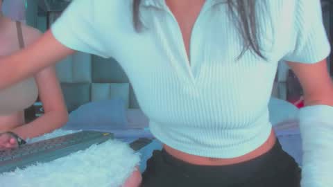 Snapshot of ema_and_camila chatting on 11-11-25, 02:17 ema y cami online show from 11-11-25, 02:17