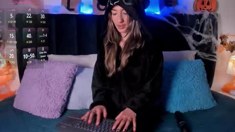 Snapshot of ema_porcaroli chatting on 10-30-25, 09:15 Ema online show from 10-30-25, 09:15