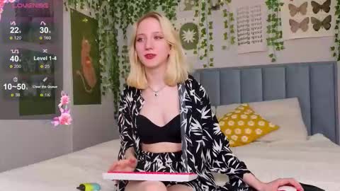 Snapshot of emacalim_ chatting on 12-05-25, 12:03 Emma online show from 12-05-25, 12:03