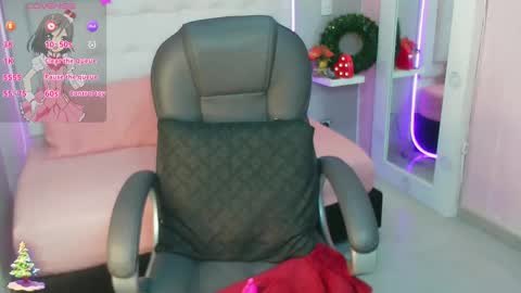 Snapshot of emalinda__hills chatting on 12-26-24, 12:16 EMA online show from 12-26-24, 12:16