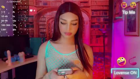Snapshot of emeli_roushot chatting on 05-22-26, 11:27 Emeli online show from 05-22-26, 11:27
