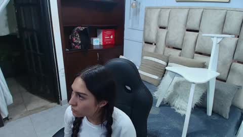 Snapshot of emelie_ch_ chatting on 01-17-25, 02:08 Emily  online show from 01-17-25, 02:08