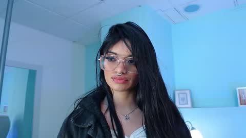 Snapshot of emerald_gh chatting on 05-10-26, 01:22 Danna online show from 05-10-26, 01:22