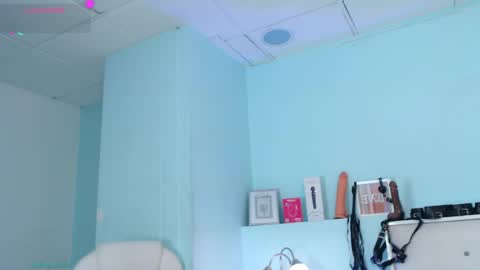 Snapshot of emerald_gh chatting on 06-03-26, 01:30 Danna online show from 06-03-26, 01:30