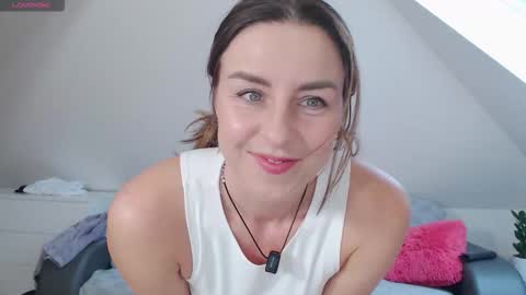 Snapshot of emerald_kittycat chatting on 02-11-26, 12:21 just me online show from 02-11-26, 12:21