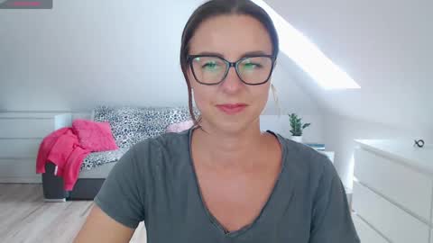 Snapshot of emerald_kittycat chatting on 05-13-26, 10:01 just me online show from 05-13-26, 10:01