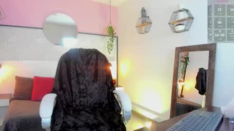 Esmeralda online show from 10-23-25, 01:10