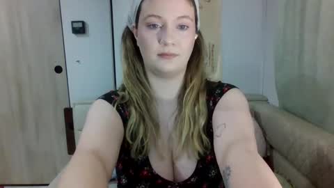 Snapshot of emerieskye chatting on 02-05-26, 04:44 EmerieSkye online show from 02-05-26, 04:44