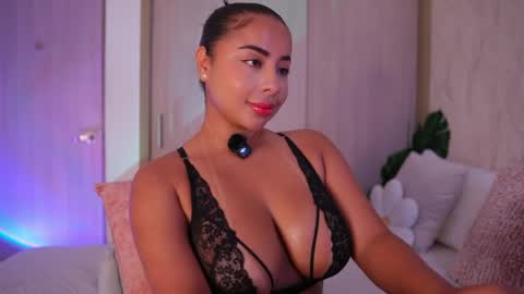 Snapshot of emiily_bell chatting on 05-16-26, 04:06 online show from 05-16-26, 04:06