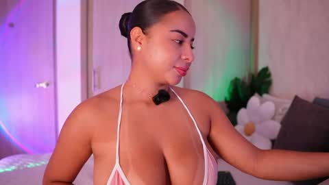 Snapshot of emiily_bell chatting on 05-24-26, 12:54 online show from 05-24-26, 12:54