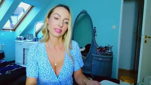 Snapshot of emilachat chatting on 01-21-25, 12:07 Emila online show from 01-21-25, 12:07