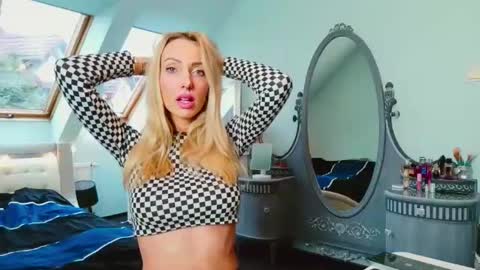 Snapshot of emilachat chatting on 01-31-25, 09:16 Emila online show from 01-31-25, 09:16