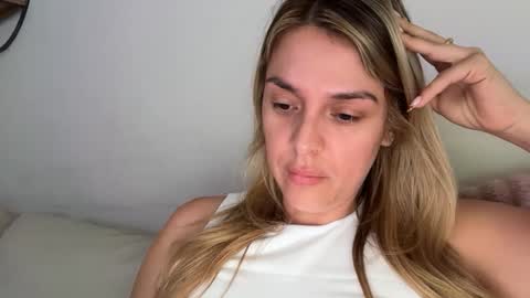 Snapshot of emilelovesyou chatting on 04-25-26, 01:36 emilelovesyou online show from 04-25-26, 01:36