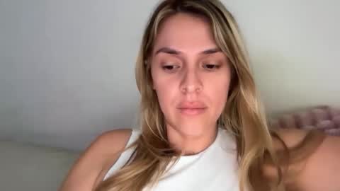 Snapshot of emilelovesyou chatting on 04-25-26, 01:41 emilelovesyou online show from 04-25-26, 01:41