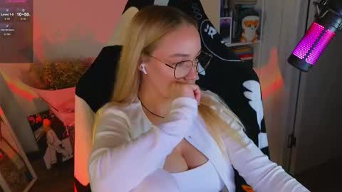 Emili online show from 09-20-25, 06:42