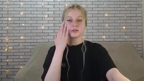 Snapshot of emiliaduchess chatting on 12-10-24, 11:54 Amili online show from 12-10-24, 11:54