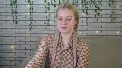 Snapshot of emiliaduchess chatting on 12-13-24, 05:10 Amili online show from 12-13-24, 05:10