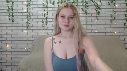 Snapshot of emiliaduchess chatting on 12-15-24, 07:46 Amili online show from 12-15-24, 07:46