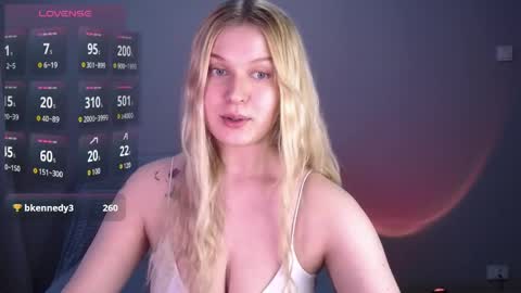 Snapshot of emiliaduchess chatting on 05-13-26, 01:52 Amili online show from 05-13-26, 01:52
