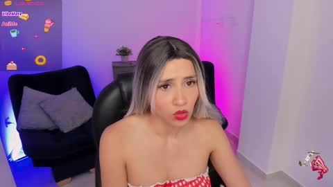 Snapshot of emilly_smith_1 chatting on 03-11-26, 06:30 Emily online show from 03-11-26, 06:30