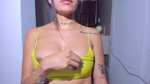 Snapshot of emillyhils1 chatting on 05-29-26, 02:09 emilly online show from 05-29-26, 02:09