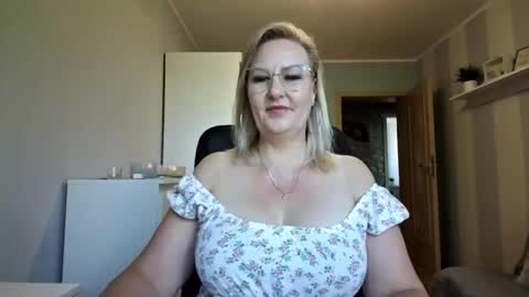 Snapshot of emillykiss chatting on 05-27-26, 06:32 EmillyLove online show from 05-27-26, 06:32