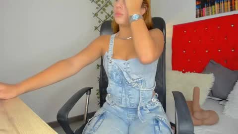 Snapshot of emily__dee chatting on 05-04-26, 12:45 Emily online show from 05-04-26, 12:45