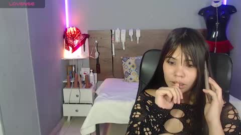 Snapshot of emily_beltonn chatting on 12-24-24, 06:17              online show from 12-24-24, 06:17