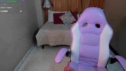Snapshot of emily_beltonn chatting on 12-29-24, 01:24              online show from 12-29-24, 01:24