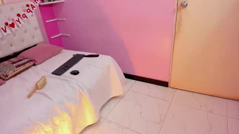 Snapshot of emily_beltonn chatting on 02-12-25, 09:43              online show from 02-12-25, 09:43