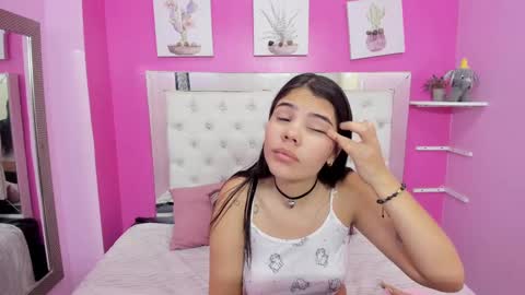 Snapshot of emily_beltonn chatting on 02-23-25, 02:35              online show from 02-23-25, 02:35