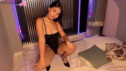 Snapshot of emily_beltonn chatting on 10-11-25, 09:02              online show from 10-11-25, 09:02