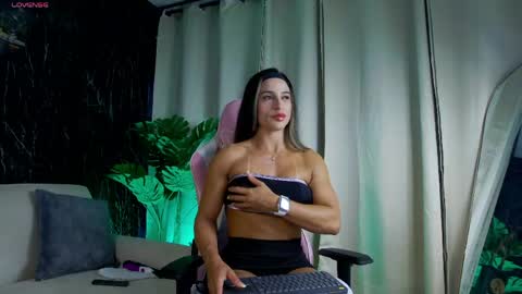 Snapshot of emily_foxx01 chatting on 05-07-26, 10:48 Emily foxx01 online show from 05-07-26, 10:48