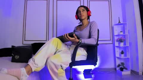 emily_gaviria1 online show from 06-06-26, 12:43