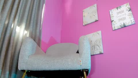 Snapshot of emily_oxx chatting on 06-04-26, 07:09 Emily online show from 06-04-26, 07:09