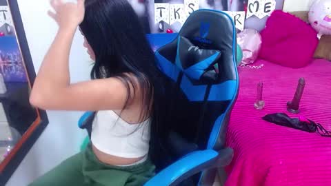 Snapshot of emily_rosse04 chatting on 02-12-25, 12:22 online show from 02-12-25, 12:22