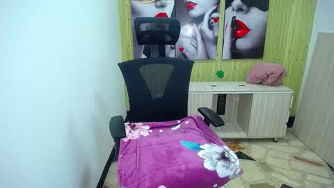 Snapshot of emily_rosse04 chatting on 03-05-25, 12:11 online show from 03-05-25, 12:11
