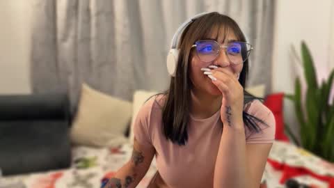 Snapshot of emily_smith29 chatting on 02-23-25, 01:46 emi online show from 02-23-25, 01:46