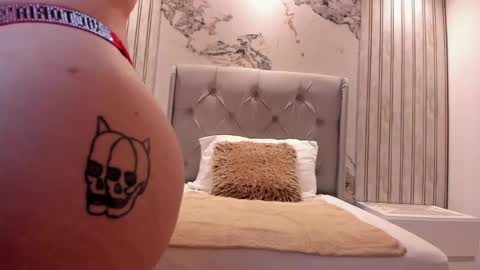  E M Y L Y  online show from 04-16-26, 01:45