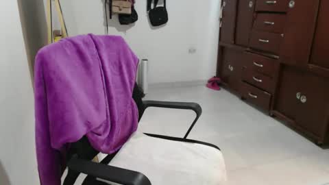 Snapshot of emilycute_18 chatting on 03-11-26, 06:25 emily online show from 03-11-26, 06:25