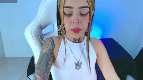 Snapshot of emilydaft chatting on 04-25-26, 07:44 fari online show from 04-25-26, 07:44