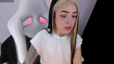 Snapshot of emilydaft chatting on 05-16-26, 12:40 fari online show from 05-16-26, 12:40