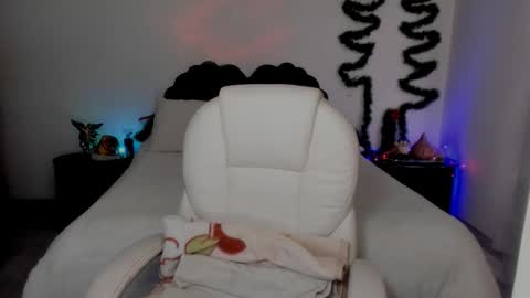 Snapshot of emilydolshe2 chatting on 12-05-25, 02:47 Emily Dolshe online show from 12-05-25, 02:47