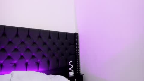 Snapshot of emilyevanss1_ chatting on 01-06-26, 05:11 Emily online show from 01-06-26, 05:11