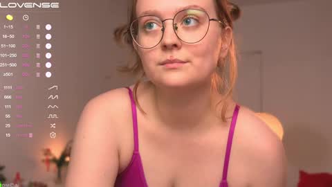 Snapshot of emilyforelsket chatting on 12-28-24, 03:04 Emily online show from 12-28-24, 03:04