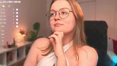 Snapshot of emilyforelsket chatting on 02-09-25, 12:19 Emily online show from 02-09-25, 12:19