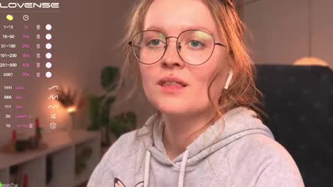 Snapshot of emilyforelsket chatting on 02-23-25, 06:23 Emily online show from 02-23-25, 06:23