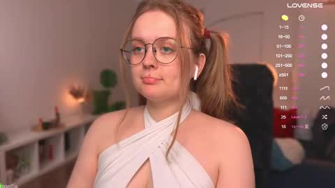 Snapshot of emilyforelsket chatting on 03-02-25, 12:32 Emily online show from 03-02-25, 12:32